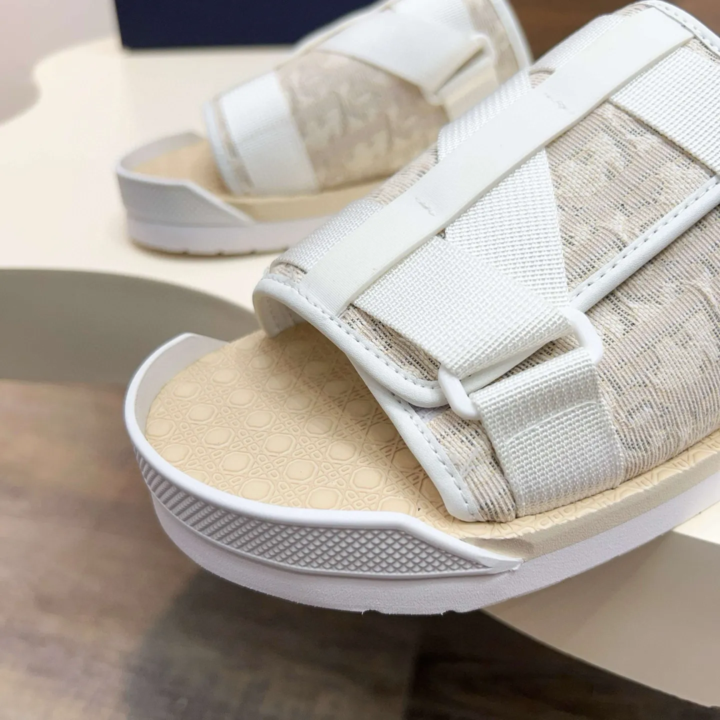 Factory price: 280💰Dior Alias ​​men's leather slippers. This Alias ​​sandal is a new summer product, showing a casual and elegant style. Carefully crafted from grained cow leather and Oblique printed fabric, with cowhide lining! Cross-strap design with metal-clad brass CD Diamond logo. The imported cowhide leather and rubber sole adds sophistication and comfort, while Oblique print-effect anti-slip panels add style. Size: 38-44 (45 customized)